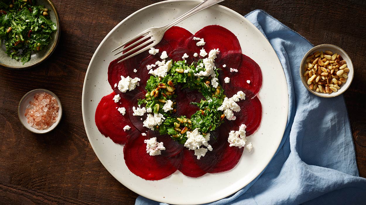 Carpaccio z buraków z salsą z rukoli i serem kozim Carpaccio z buraków z salsą z rukoli i serem kozim